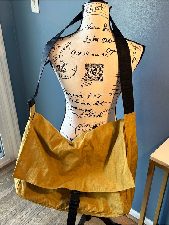 BAGGU Handbags - Baggu Sport Messenger Bag Camel